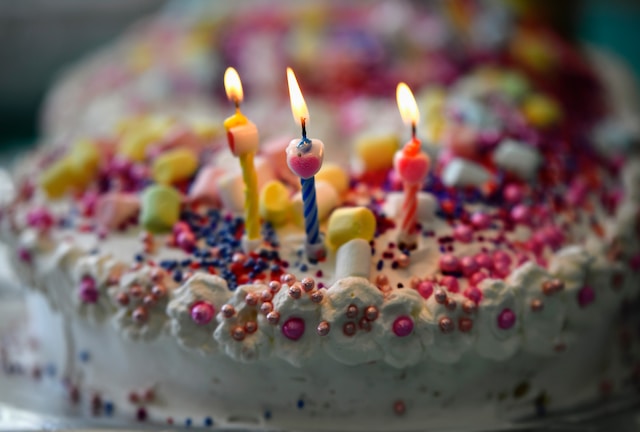 shraga kopstein fvMiUxdPVBE unsplash — birthday cake birthday cake